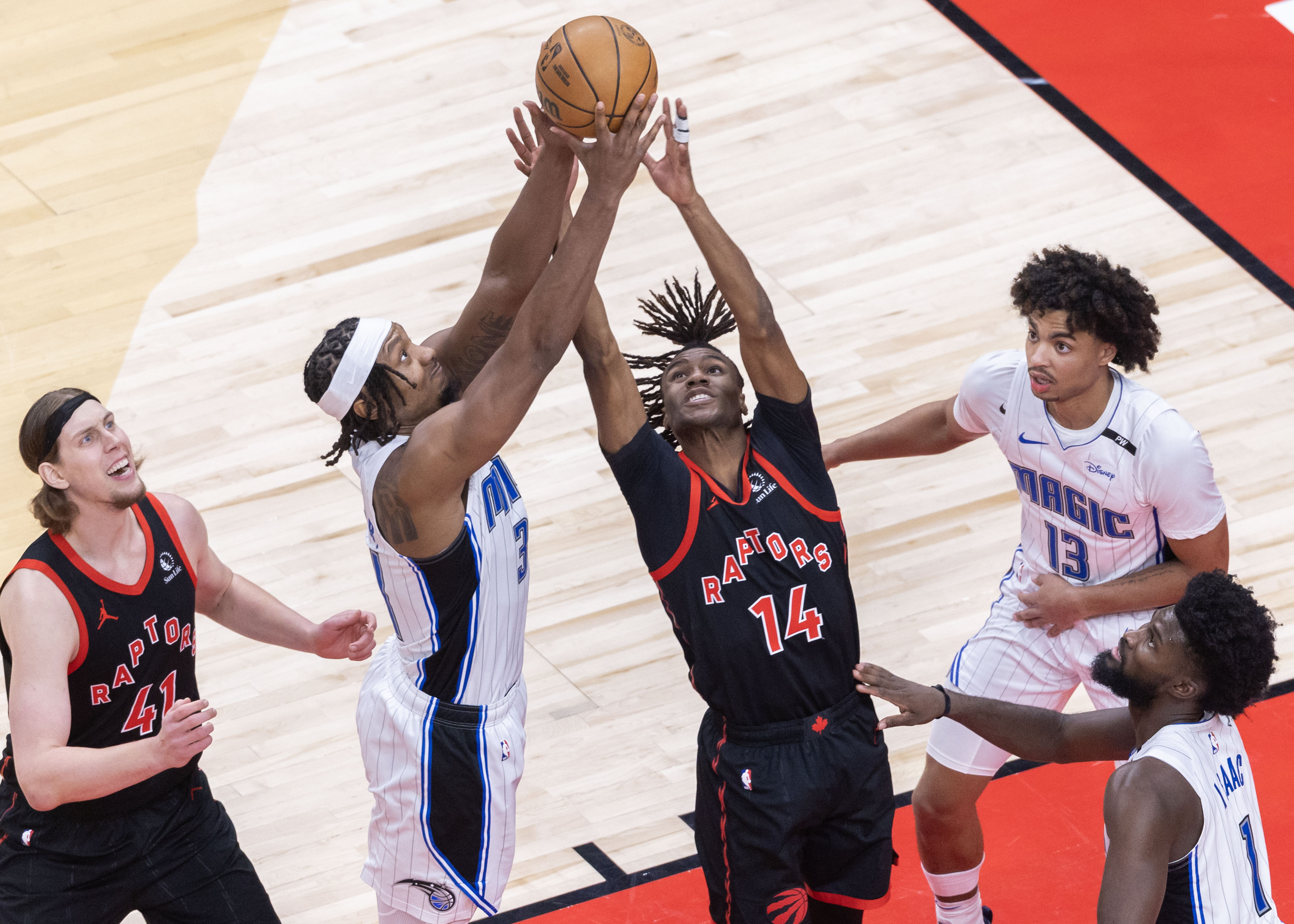 包含球场上的热血英雄：篮球赛事中的焦点对决的词条