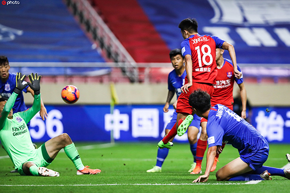 关于重庆斯威不敌上海上港，惨遭连败阴影的信息