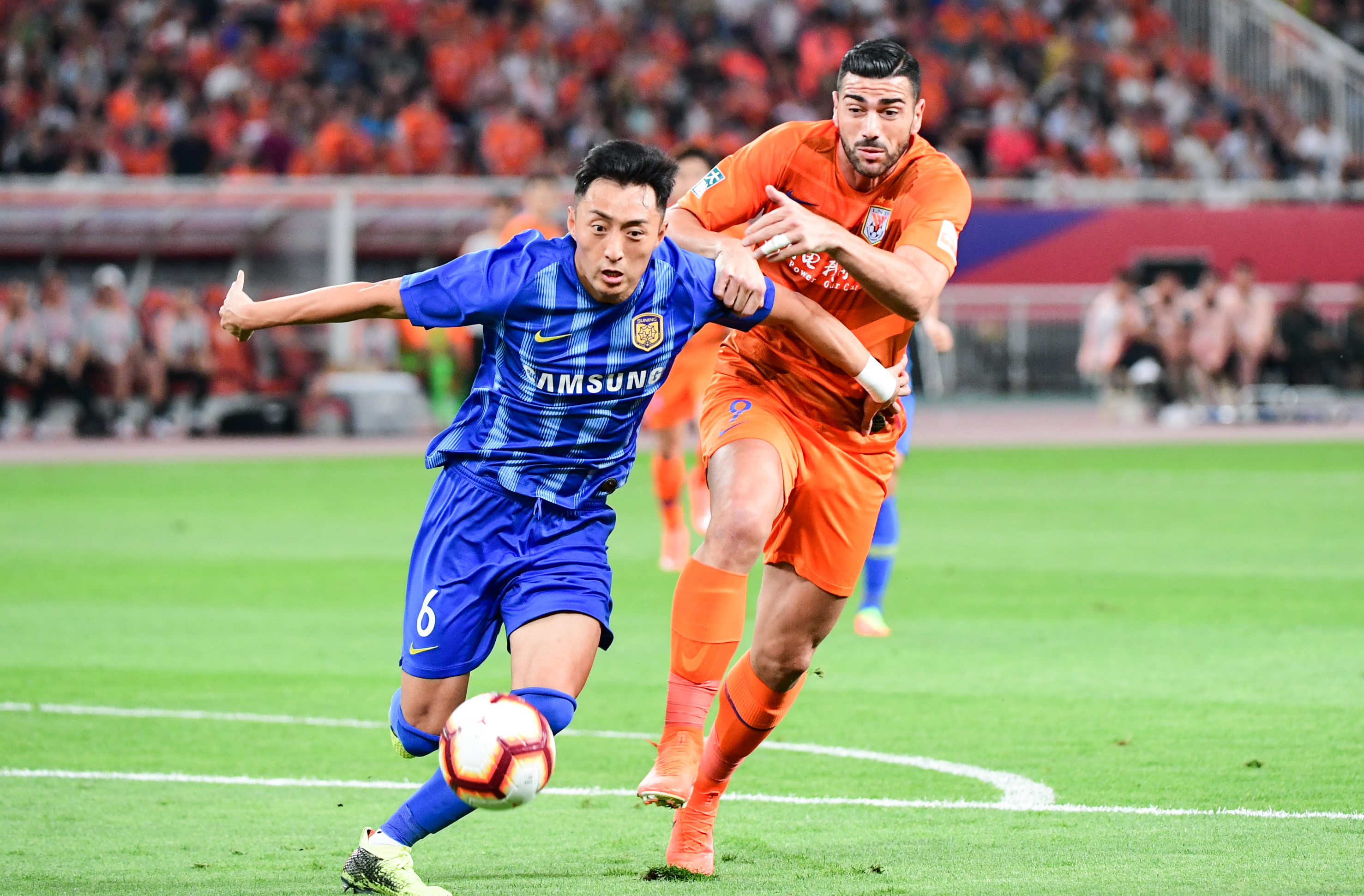 包含苏宁三球大胜泰达，重回争冠行列的词条