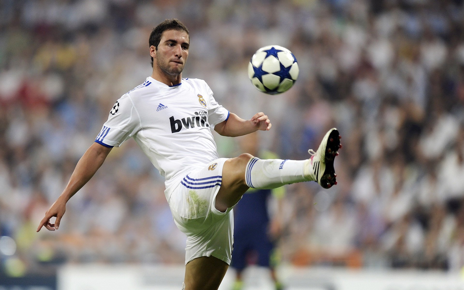 Uzi关键节点比分优势明显，TES带队取胜！